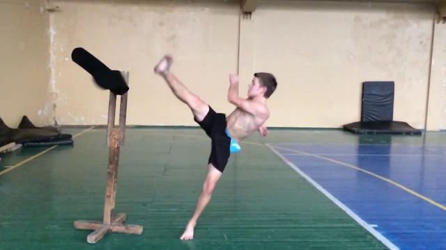 Удар ногой в голову смотреть онлайн