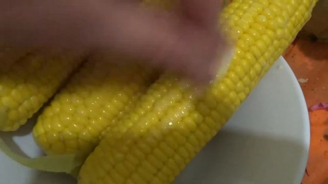 Как правильно и вкусно есть вареную кукурузу