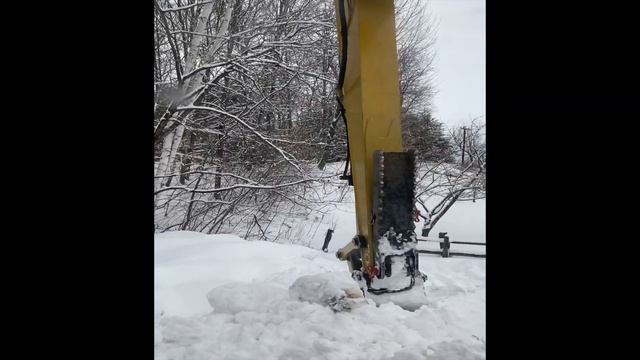 Snow Removal with rebuilt Kobelco and Yamaha Big Bear 4-wheeler #excavator #4wheeler #snowplow #cat смотреть онлайн