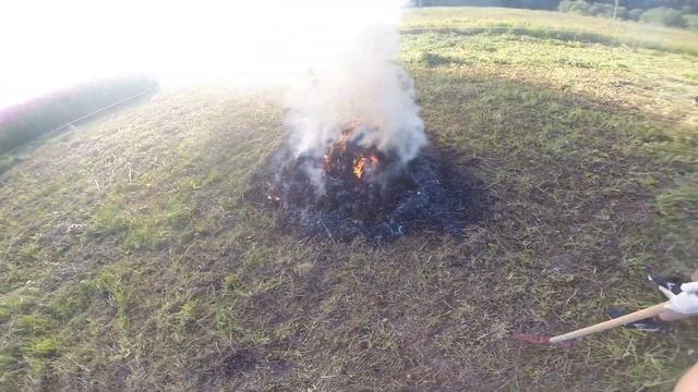 ВЛОГ. Дача. День третий. Сжигание скошенной травы. смотреть онлайн