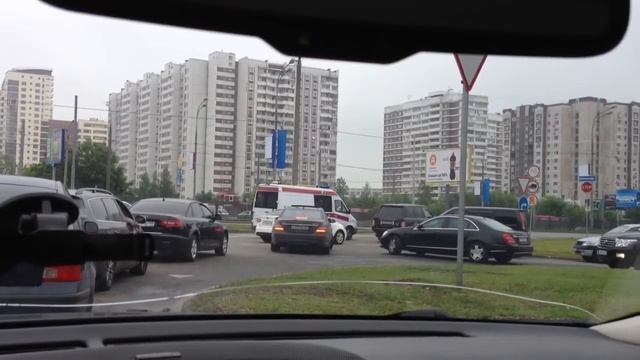 Машина скорой помощи не может проехать из-за кортежа смотреть онлайн