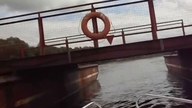 Река ОКА недаг. Алексин проход под понтонным мостом смотреть онлайн