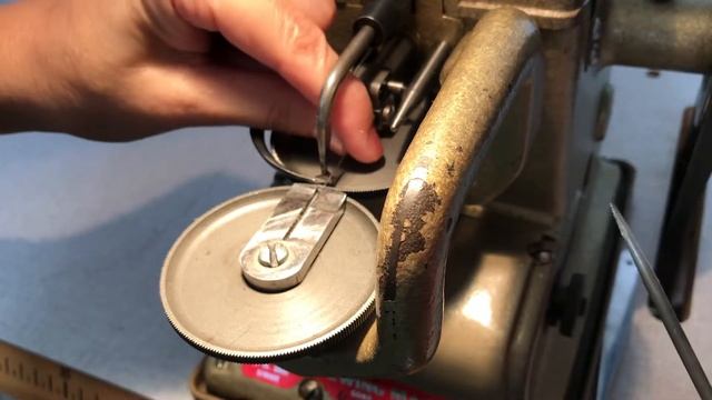 Как сменить иглу на скорняжной машине. смотреть онлайн