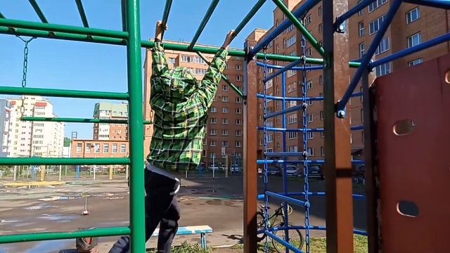Семён освоил рукоход. смотреть онлайн