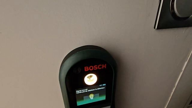 Bosch détecteur UniversalDetect, Détecteur de fils électriques, tuyau et bois Permet de percer san смотреть онлайн