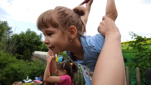 Развлекалки на даче. Аля и Дарья открыли купальный сезон