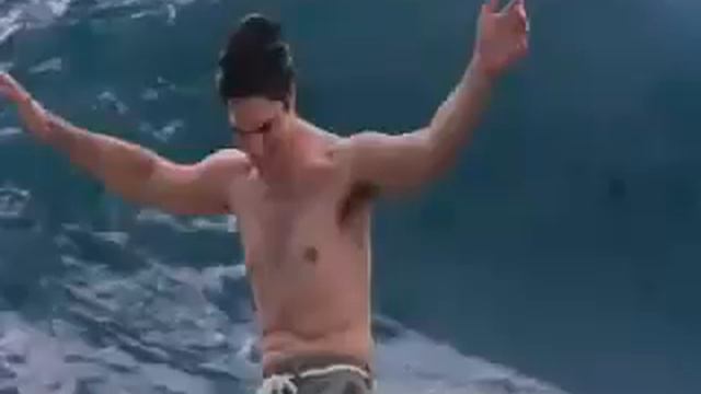 Thomas Gibson tummy roll (Loop) смотреть онлайн