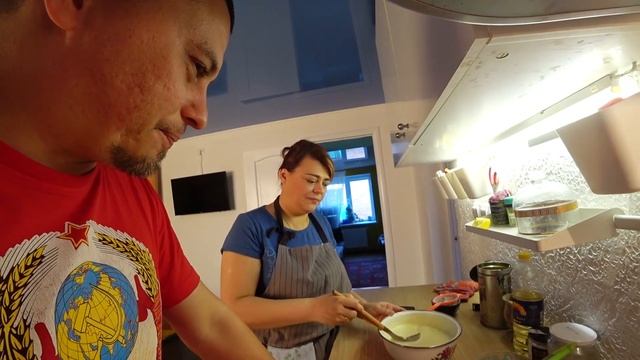 КУЛИНАРНЫЙ ЛАЙФХАК. ТОРТ ИЗ ЗАМОРОЖЕННОГО КЕФИРА. ВКУСНЯТИНА ЗА 100 РУБЛЕЙ! смотреть онлайн