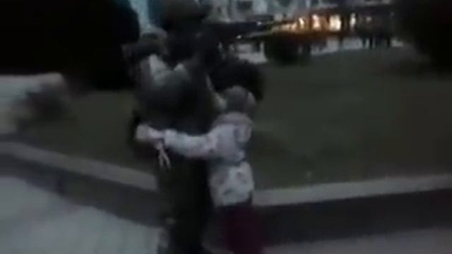 Русского солдата в Крыму обнимает и целует девочка смотреть онлайн