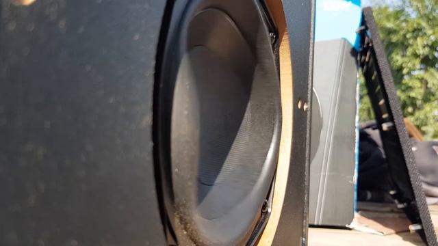 Logitech z533 Extreme Bass Test Woofer Flexing смотреть онлайн