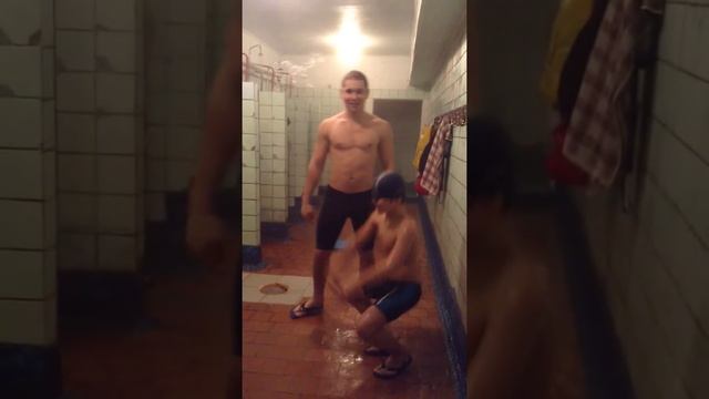 Как нужно одевать шапочку для плавания смотреть онлайн