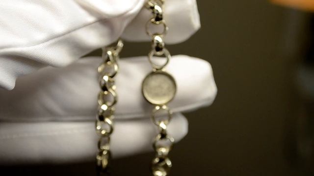 Золотой женский браслет плетения Шопард с первой буквой имени на подвеске смотреть онлайн