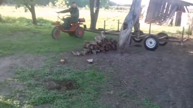 Первый пробный выезд на мини тракторе с самодельным прицепом . смотреть онлайн