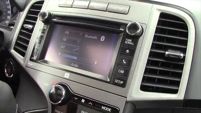 David shows the 2014 Toyota Venza XLE for Chris смотреть онлайн