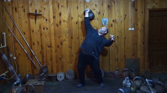 СТАРИННАЯ ГИРЯ ИВАНА БЕРИТАШВИЛИ 4 ПУДА!ЖИМ ПО ДЦ 3 РАЗА 65 KG OLD TIME KETTLEBELL PRESS!LONG CYCLE смотреть онлайн