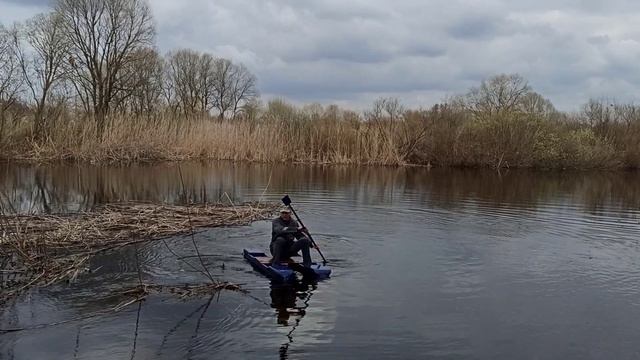 катамаран малютка идёт против течения! смотреть онлайн