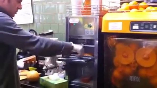 Zumonat Automatic Hydraulic Cold Juicing Press Squeezing Grapefruits At A Cafe