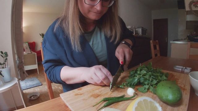 Swiss girl is preparing Indian food смотреть онлайн