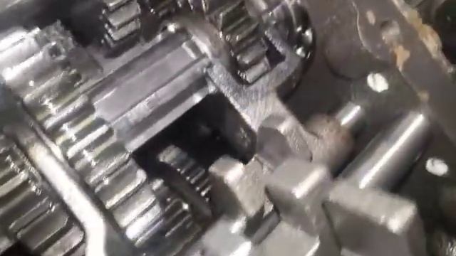 Мотор и КПП Zubr Motoblok Karobkasini Ichi внутри трансмиссия  ЗУБР