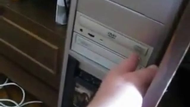 Кошка закрывает дисковод || The cat closes the disk drive смотреть онлайн