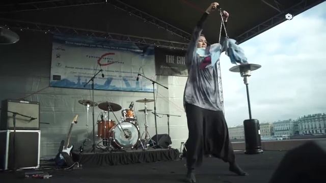 Флешмоб со скакалкой у Ростральных Колонн в Санкт-Петербурге смотреть онлайн