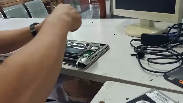 HP Netbook Change HDD to SSD (with install windows 7) смотреть онлайн