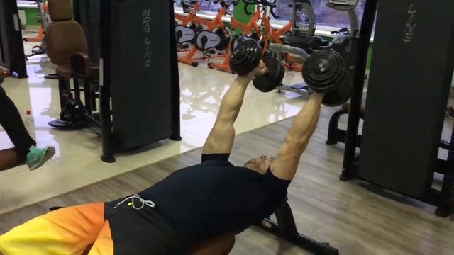 Французский жим с гантелями на горизонтальной скамье. смотреть онлайн