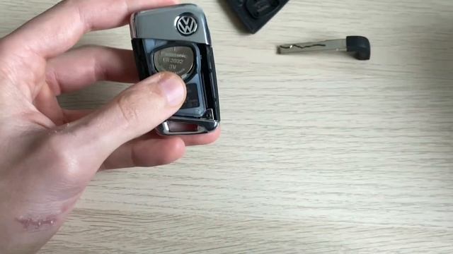 Замена батарейки (CR2032 3V) в ключе VW Passat B8 \ Battery (CR2032 3V) replacement key Passat B8 смотреть онлайн