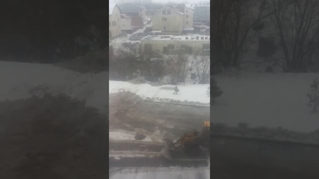 ТСЖ "Золотистый клен сбрасывает грязный снег в природоохранный ручей.Кемерово. смотреть онлайн