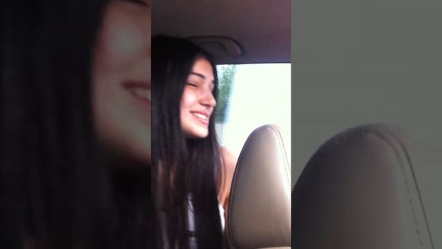 девушка поет в машине/she sings in the car/beonce - halo смотреть онлайн