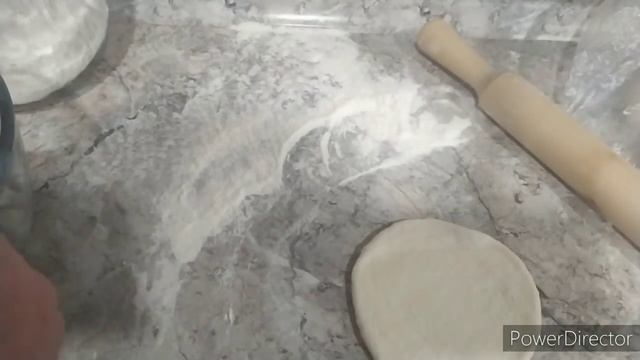 Лепим пирожки с грибами и картошкой.