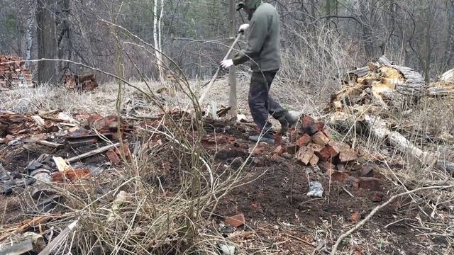 На одну печь на хуторе стало меньше. Продолжаю субботник вокруг дома прадеда смотреть онлайн