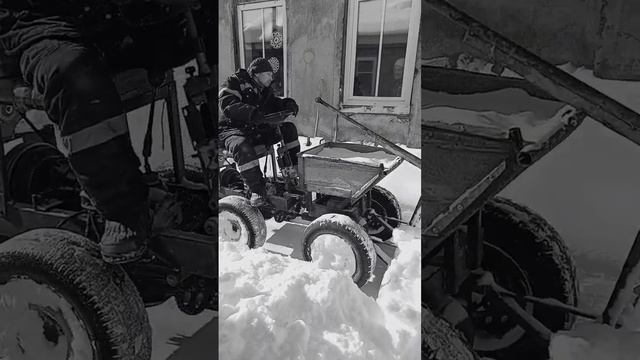 мини трактор переломка  с отвалом убирает снег