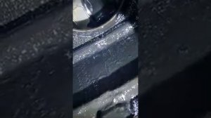 течёт тосол в поддон.