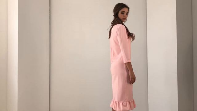 Пудровое силуэтное платье с декором в виде пуговиц смотреть онлайн