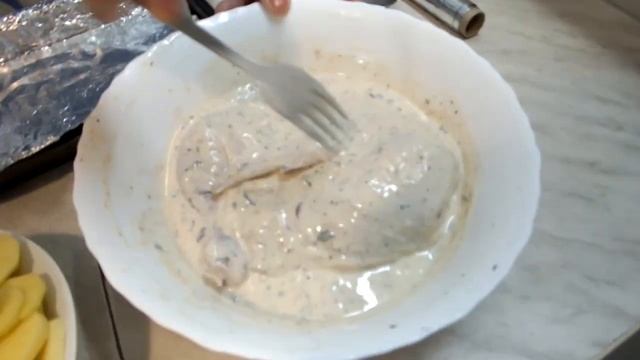 Курица в кефирном маринаде запеченная в фольге. Осторожно! Слишком вкусно смотреть онлайн