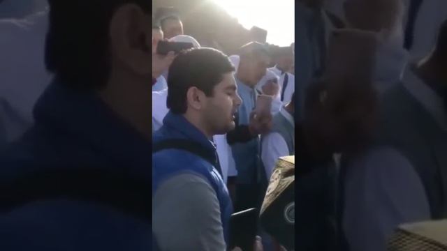 Таджик очень красиво читает коран на Арафате в Хадже смотреть онлайн