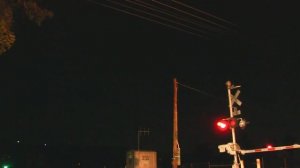 Проезд ночных скоростных поездов по железной дороге в США штат Калифорния