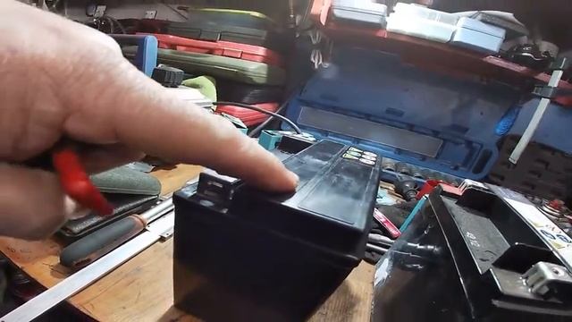 Mercedes-Benz GLK 220 / ставим неоригинальный АКБ смотреть онлайн