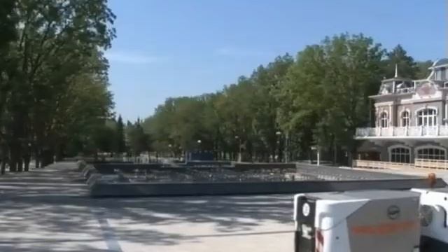 Вокруг аллеи у кинотеатра Аврора началась уборка ограждений смотреть онлайн