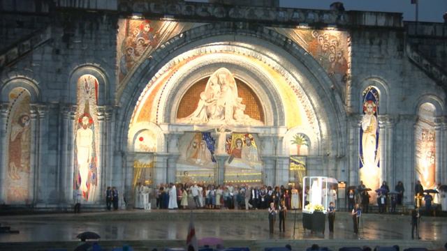 Procession Mariale aux flambeaux at the Sanctuaire de Lourdes | 18 June 2023 смотреть онлайн