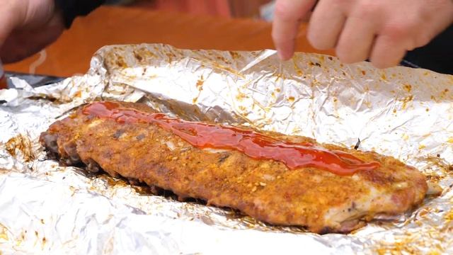 Рёбра BBQ на гриле в соусе Свит Чили. Свиные ребрышки на огне. ребрышки барбекю смотреть онлайн