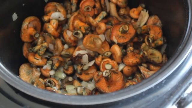 Вкусные жареные грибы рыжики с картошкой в мультиварке смотреть онлайн