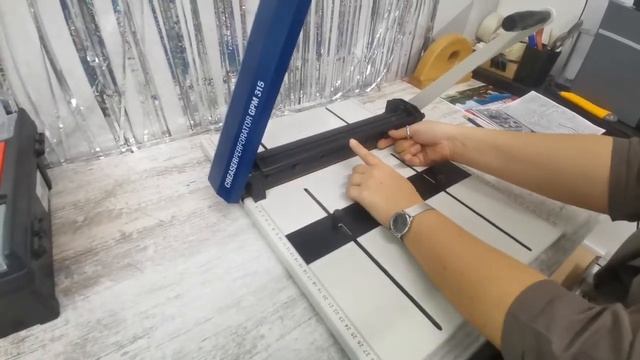 Обучение Аспект Медиа часть 8 Биговка и перфорация на ручном станке Cyklos GPM 315 смотреть онлайн