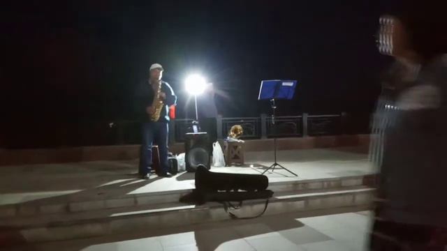 Уличный музыкант играет очень красивую музыку на саксофоне г. Судак Крым 08.06.2021 смотреть онлайн