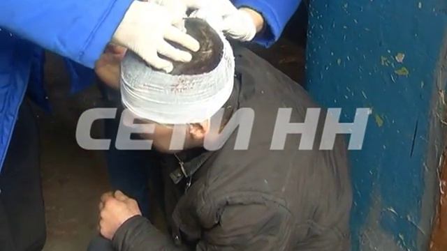 Мужчина с пробитой головой отказывался от помощи врачей смотреть онлайн