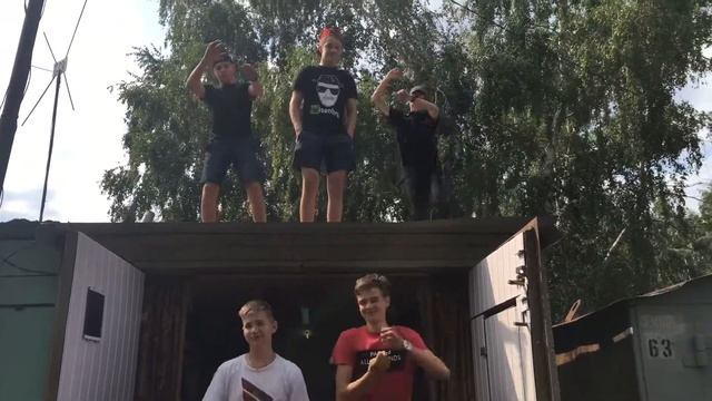 Школьники танцуют на гараже. смотреть онлайн
