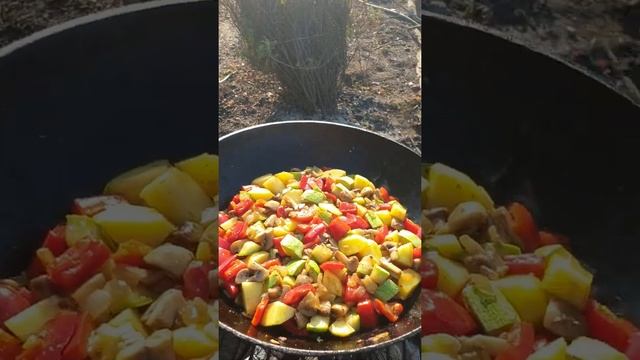 Если ужин быстро нужен. Тушёные овощи с домашними колбасками. смотреть онлайн