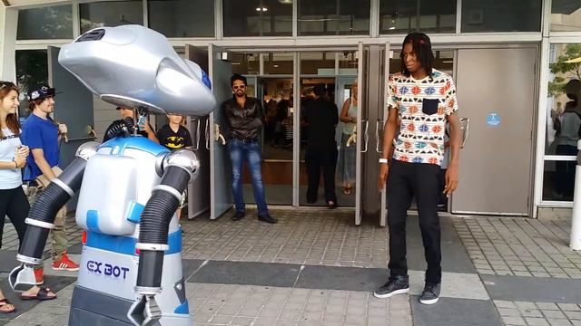 Robot dance battle Toronto Daft Punk / Робот танцует смотреть онлайн