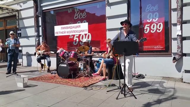 Копия видео "Уличные музыканты Владивостока Лето это маленькая жизнь" смотреть онлайн